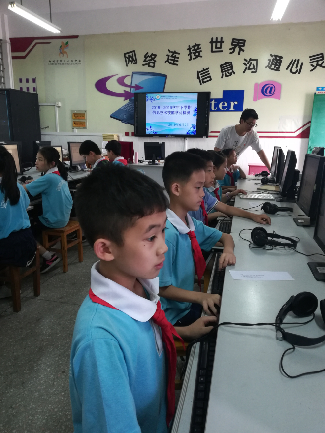 按住CTRL键使用鼠标滚轮缩放图片