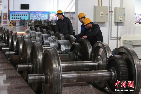 资料图:企业车间。<a target='_blank' data-cke-saved-href='http://www.chinanews.com/' href='http://www.chinanews.com/'>中新社</a>记者 贾天勇 摄