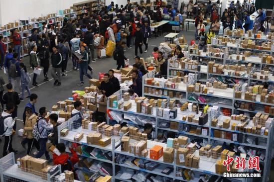 资料图：大学生有序领取各自的快件。<a target='_blank'  data-cke-saved-href='http://www.chinanews.com/' href='http://www.chinanews.com/'>中新社</a>记者 泱波 摄