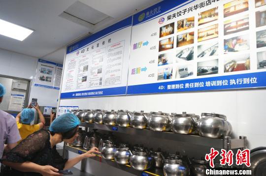 图为郑州餐饮业同行参观4D厨房。　韩章云 摄