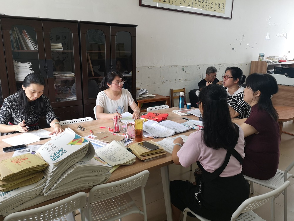 按住CTRL键使用鼠标滚轮缩放图片