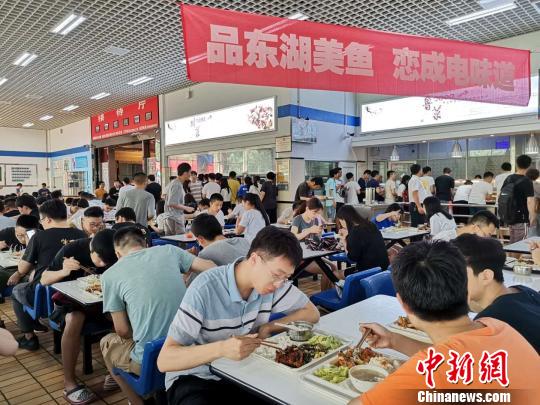全校毕业生共享全鱼宴。　严易梦摄