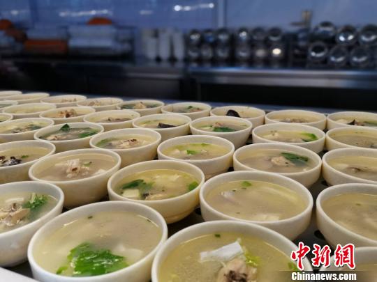 全校毕业生共享全鱼宴。　严易梦摄