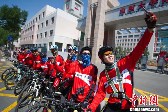 他们从朔州出发，目的地为上海，全程近1600公里，骑行约半个月。　韦亮 摄