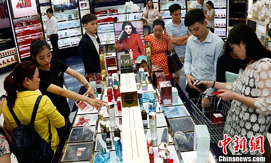 资料图：游客在三亚国际免税城购买免税商品。<a target='_blank'  data-cke-saved-href='http://www.chinanews.com/' href='http://www.chinanews.com/'>中新社</a>记者 尹海明 摄
