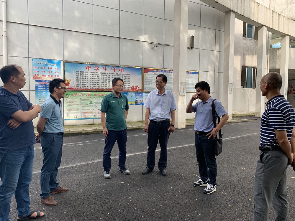 按住CTRL键使用鼠标滚轮缩放图片