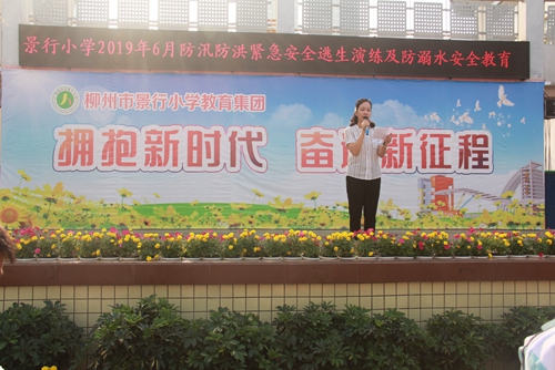 按住CTRL键使用鼠标滚轮缩放图片