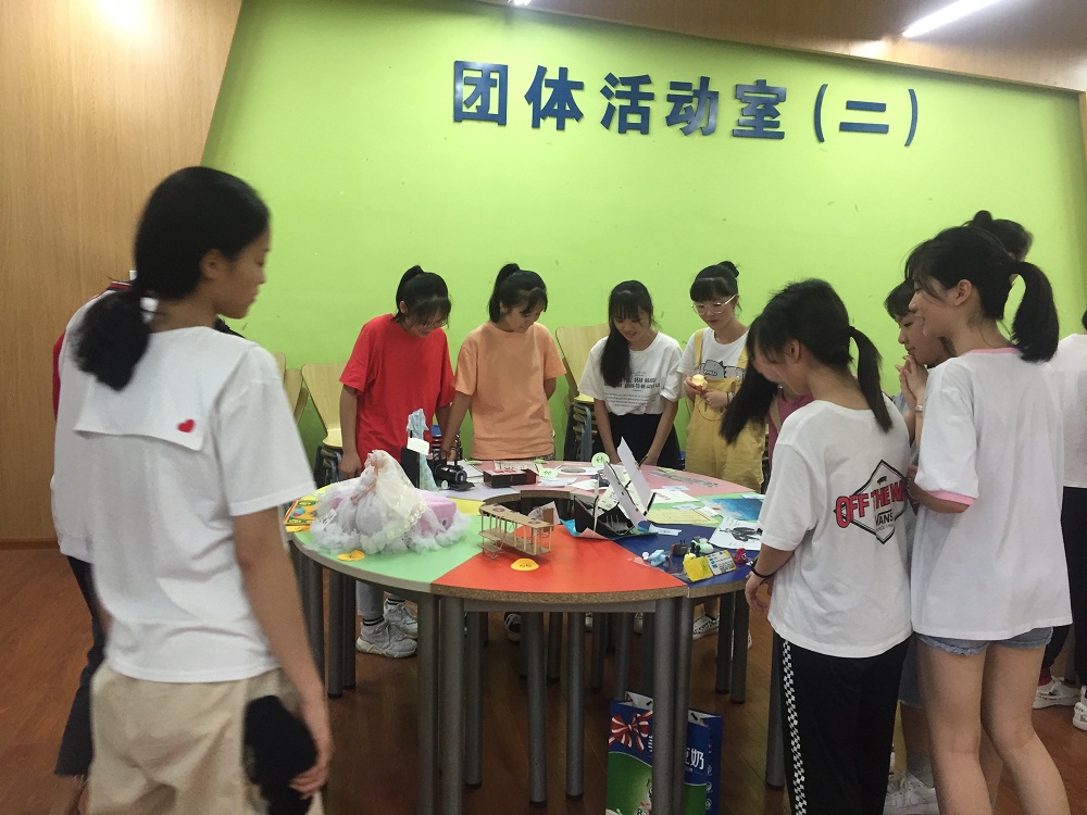 按住CTRL键使用鼠标滚轮缩放图片