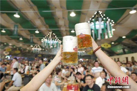 资料图：青岛啤酒节。