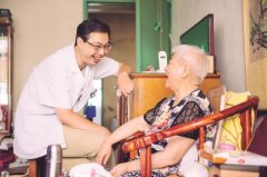 申城“钥匙医生”坚守24年呵护社区老人健康