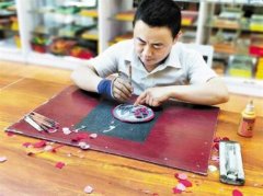 自强模范何宝立：剪纸“小”师傅 逐梦大工匠