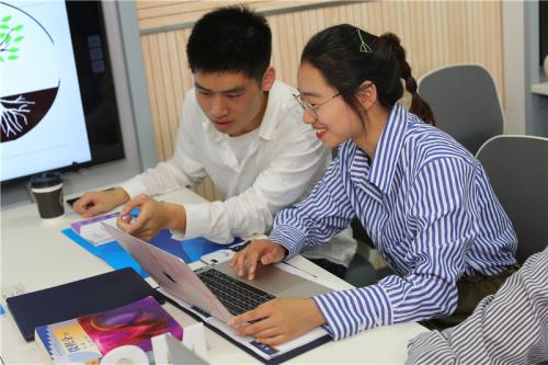 浙大管院学生在课堂上交流。浙江大学管理学院供图。