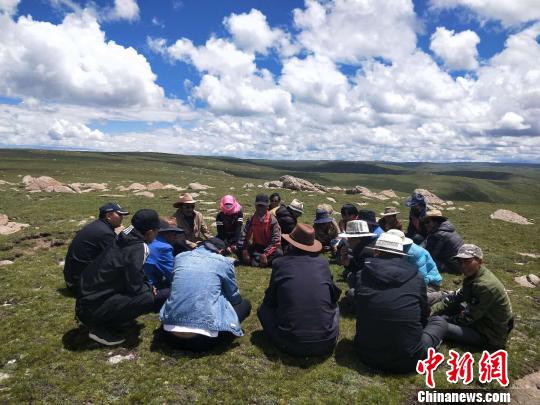 图为中国铁路青藏集团有限公司的驻村工作队与申格卡岗村农牧民座谈。　青藏铁路集团公司 供图 摄