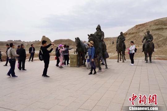得益于新疆旅游业持续增温，新疆克拉玛依市乌尔禾区呈现出“旅游+”新格局。　妥俊荣 摄