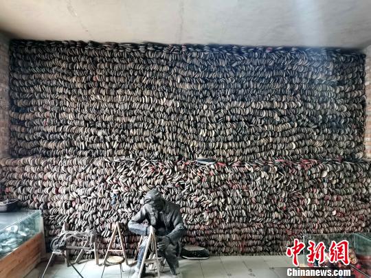 图为“万鞋墙”。　高庆国 摄