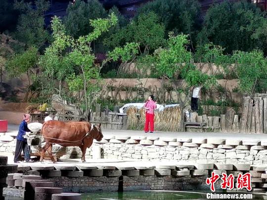 图为村民演出《高高山上一头牛》。　高庆国 摄