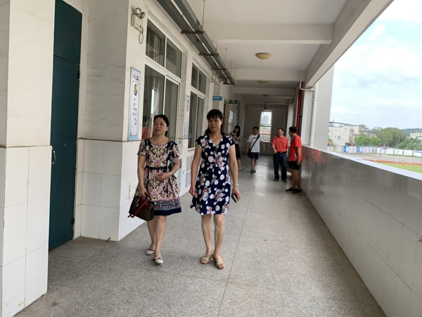 按住CTRL键使用鼠标滚轮缩放图片
