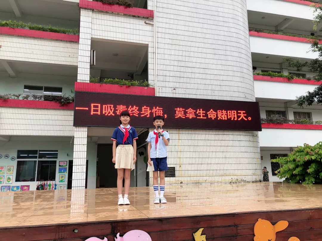 按住CTRL键使用鼠标滚轮缩放图片