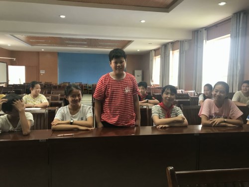 按住CTRL键使用鼠标滚轮缩放图片