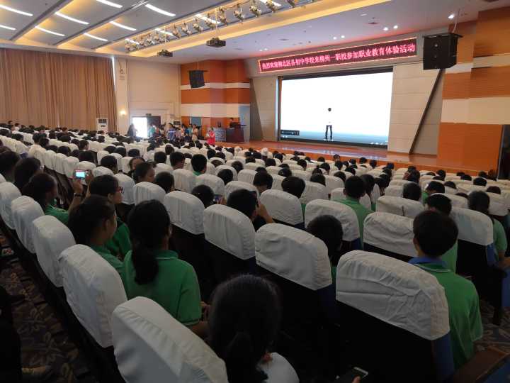 按住CTRL键使用鼠标滚轮缩放图片