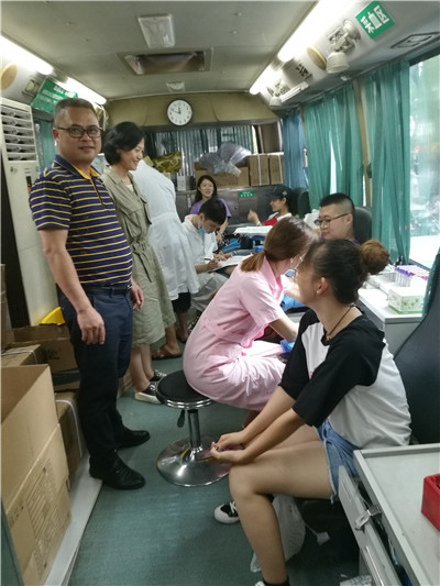 按住CTRL键使用鼠标滚轮缩放图片