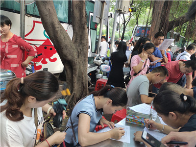 按住CTRL键使用鼠标滚轮缩放图片