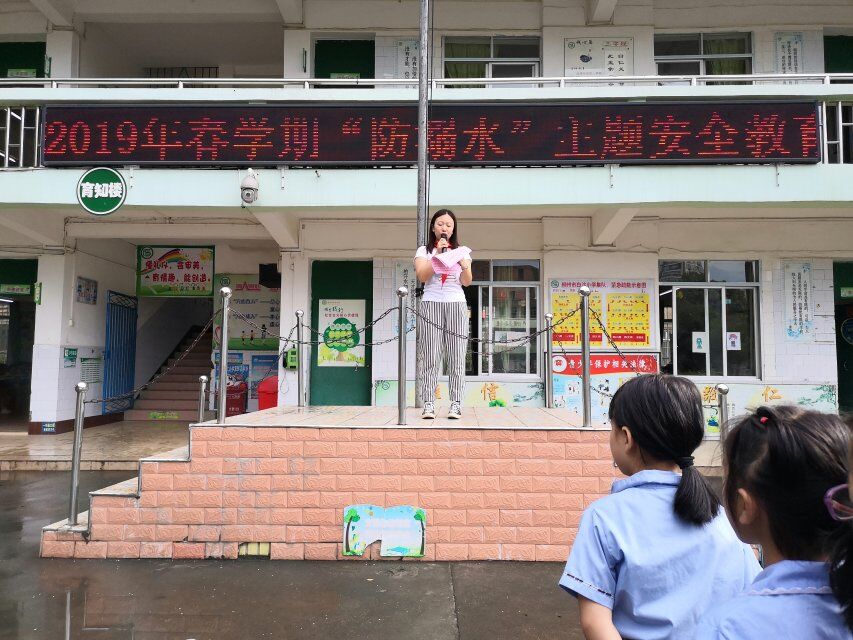 按住CTRL键使用鼠标滚轮缩放图片