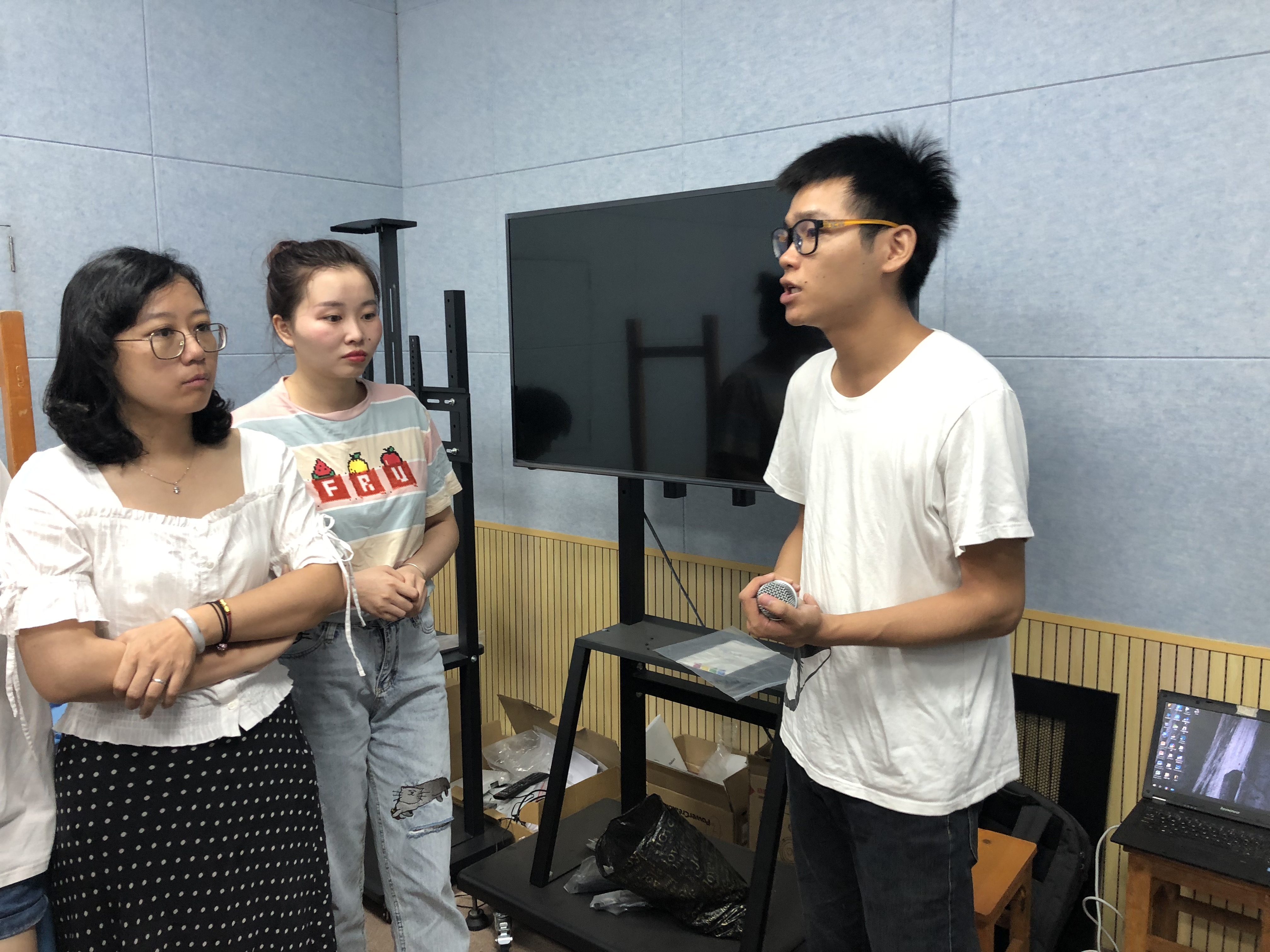 按住CTRL键使用鼠标滚轮缩放图片