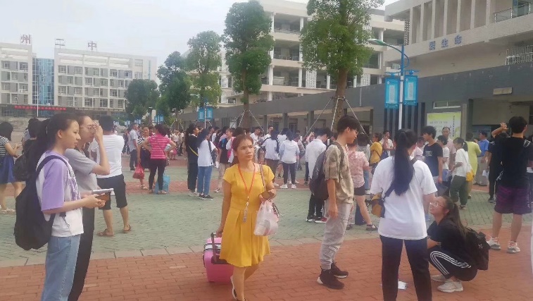 按住CTRL键使用鼠标滚轮缩放图片
