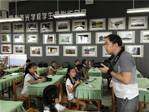 按住CTRL键使用鼠标滚轮缩放图片