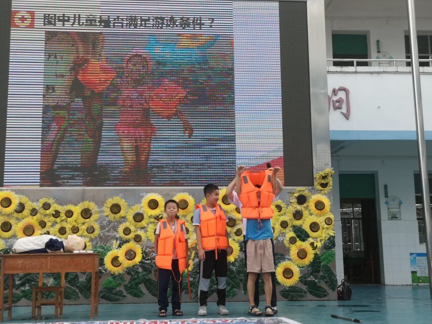 按住CTRL键使用鼠标滚轮缩放图片