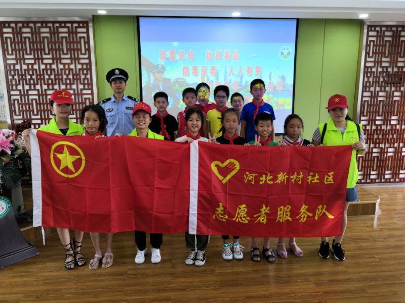 按住CTRL键使用鼠标滚轮缩放图片