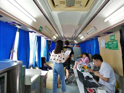 按住CTRL键使用鼠标滚轮缩放图片