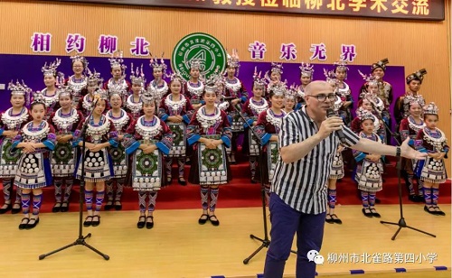 按住CTRL键使用鼠标滚轮缩放图片