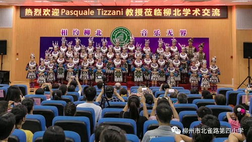按住CTRL键使用鼠标滚轮缩放图片