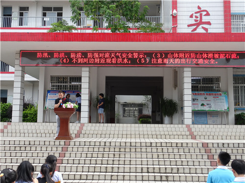 按住CTRL键使用鼠标滚轮缩放图片