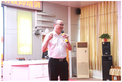 按住CTRL键使用鼠标滚轮缩放图片