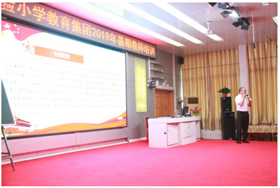 按住CTRL键使用鼠标滚轮缩放图片
