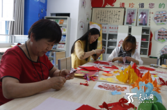 百鸟贺岁石榴红：母女剪纸达人的传承梦