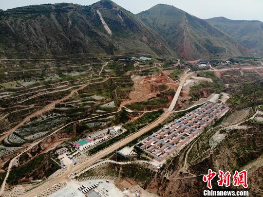航拍镜头中的甘肃东乡县大山深沟中的布楞沟村。　杨艳敏 摄