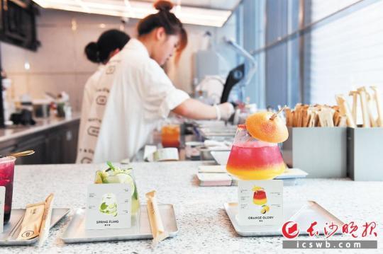 　　健康有颜值的饮品受到时下年轻人的青睐。　　　长沙晚报全媒体记者 王志伟 摄