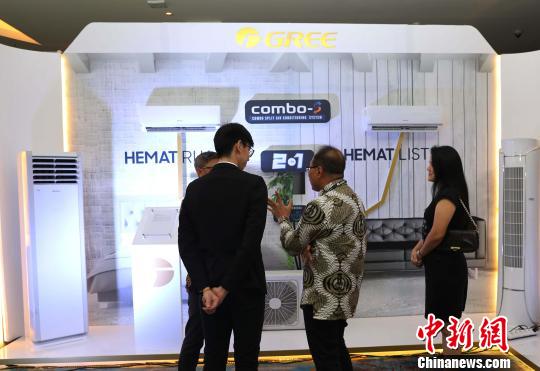 图为经销商参观格力新产品样机。　林永传 摄