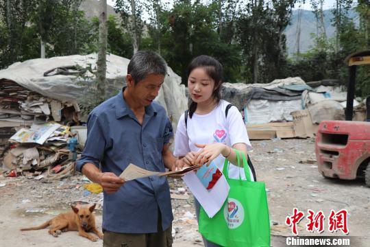 图为西北师范大学“推普脱贫攻坚”实践团队员在当地调研并向村民介绍推广普通话的意义。　王志昂 摄