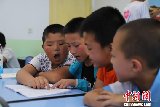 图为小朋友们练习普通话发音。　周昱含 摄