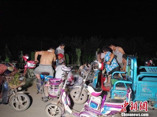 图为辛丰村金蝉交易场所。　郝学娟 摄