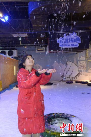 备受小朋友喜欢的酷雪乐园夜间也都开放。(诚毅科技探索中心 供图)
