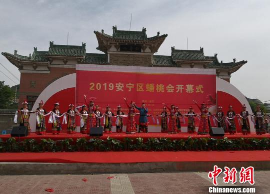 图为2019年安宁区蟠桃会上的文艺表演。　刘薛梅 摄
