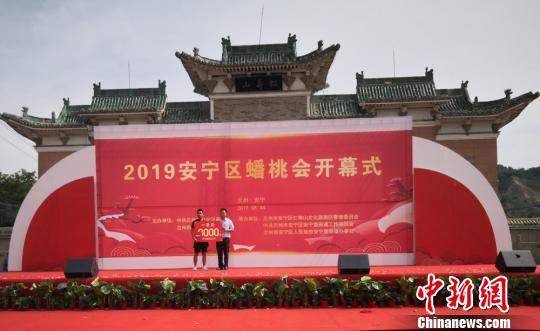 朱宗灿一举摘得2019年安宁区蟠桃会上的桃王桂冠。　刘薛梅 摄