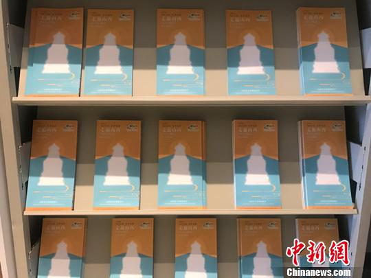 图文“青运会”赛场摆放的山西文化旅游宣传册。 刘小红 摄