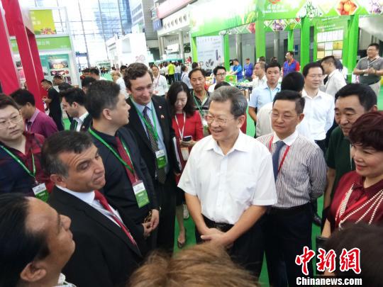 中国20多个省市(县)和东南亚、智利等国家和地区的1000多家企业参展深圳绿博会。　毛浩亮 摄